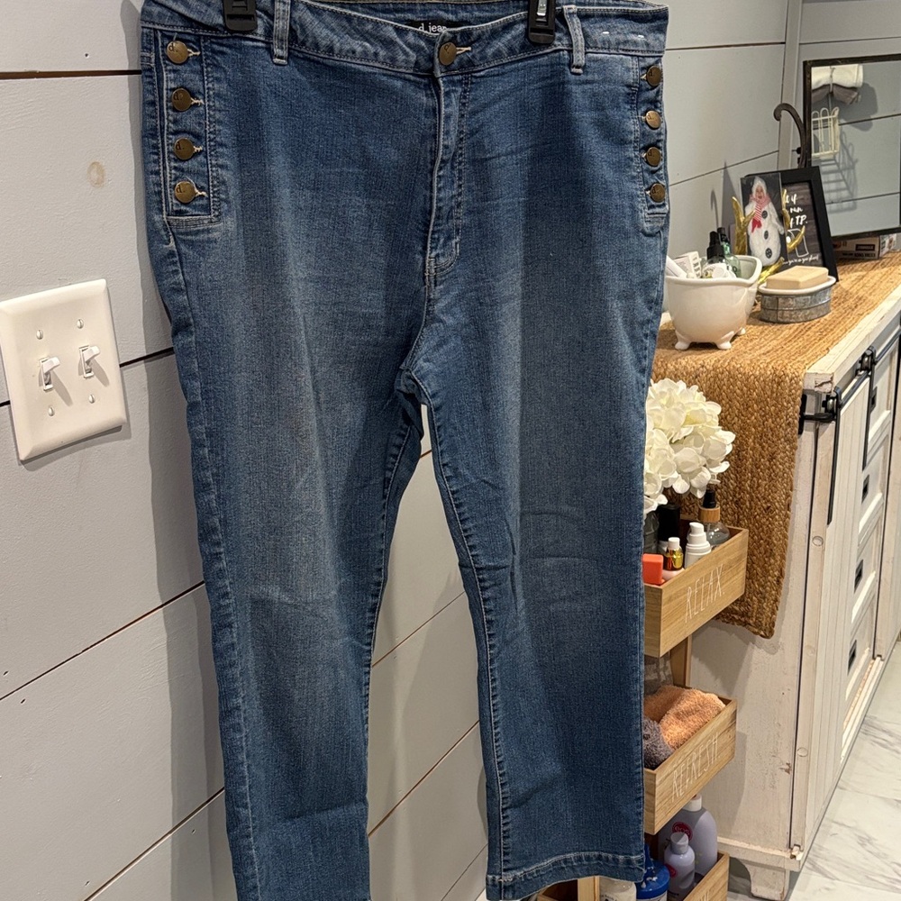 d. jeans  Blue Jeans with Button Accents. Straight leg. Cropped